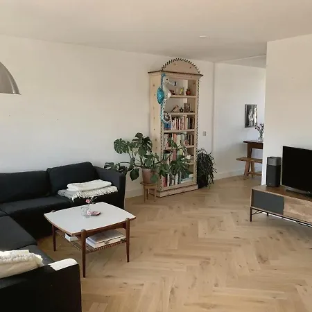 Exceptional Bright Double-floor House Bed & Breakfast